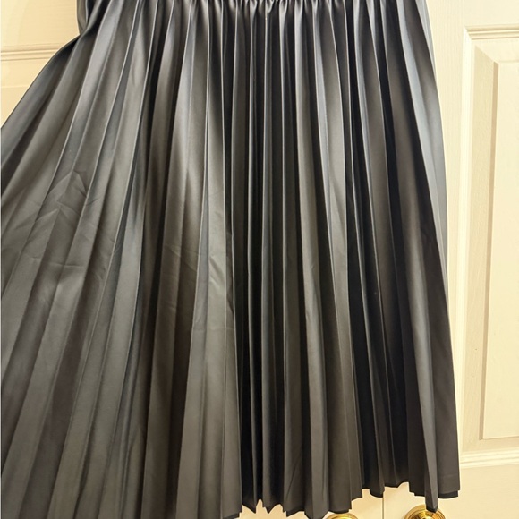 Elegant Black Pleated Skirt - Picture 2 of 4